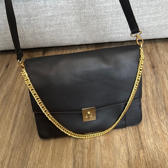 Elegant Black Leather Crossbody Bag with Gold Chain - Picture 1 of 7